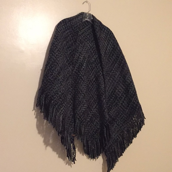 Eddie Bauer Accessories - Eddie Bauer thick, grey,  fringed shawl